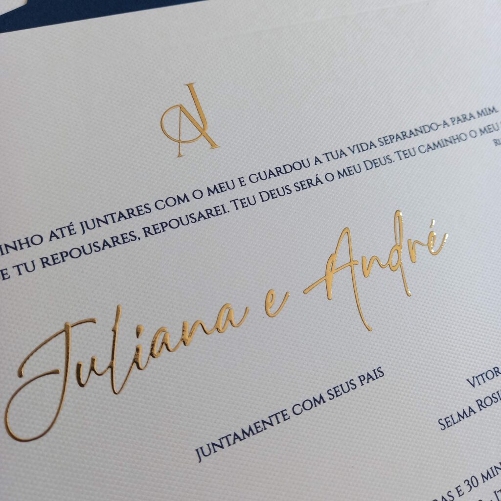 convite de casamento com nomes em relevo com acabamento metalico dourado